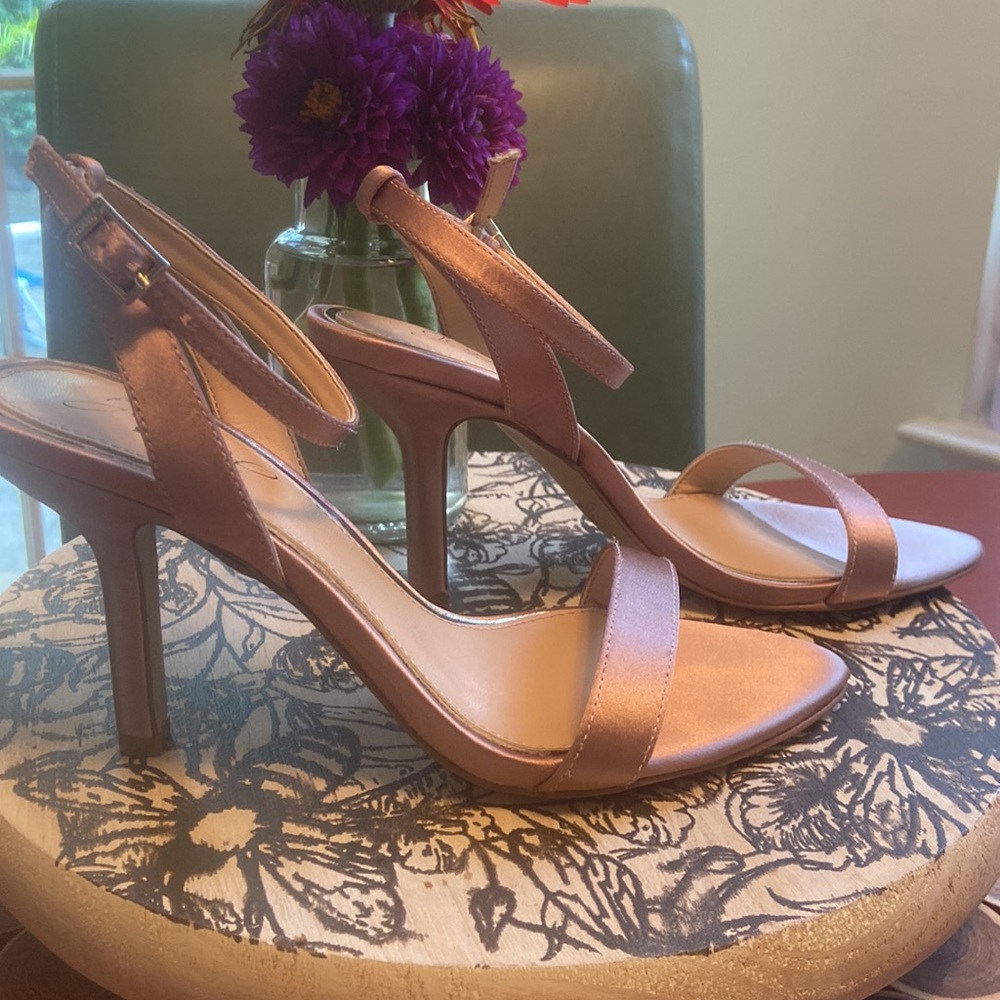 Badgley Mischka Women's Shaylee Heeled Sandal 5.5 Dusty Pink Satin 2.5” heel